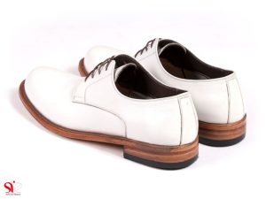 تصویر پشت از کفش مردانه مجلسی مدل پالاما مناسب برای کت و شلوار سفید رنگ
