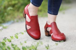 کفش دخترانه قرمز مدل سایا چرم تبریز