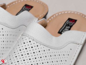 دمپایی چرمی سوراخدار مدل کاستر رنگ سفید