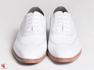 کفش مجلسی مردانه با رنگ سفید برای کت و شلوار روشن