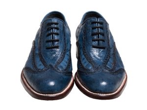 چرم شترمرغ آبی رنگ برای کفش مجلسی مردانه مدل سامی سی سی