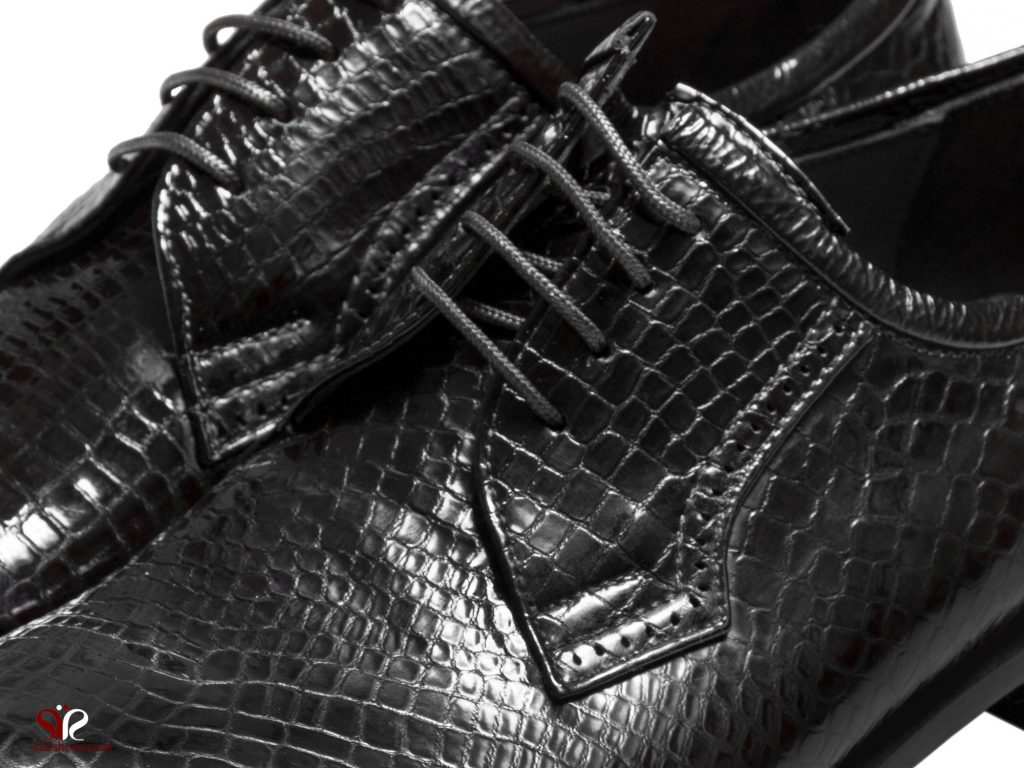 کفش مردانه مجلسی کیومی با رویه ورنی مقاوم در برابر شکستگی و خط افتادن