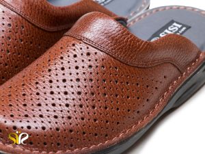 دمپایی چرم تبریز مدل کاستر سوراخدار عسلی