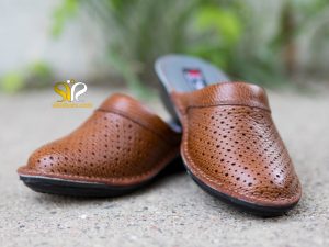 عکس دمپایی چرمی مردانه مدل کاستر رنگ عسلی