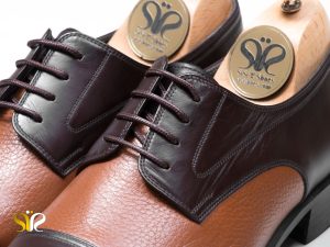 چرم شلانگ عسلی روی کفش مردانه چرم پالو