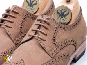 کفش سی سی مدل مجلسی مردانه با چرم نبوک کرم