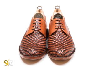 کفش چرم تمام دست دوز تبریز مدل بافتی بنددار عسلی