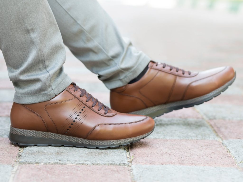 عکس مدل کفش اسپرت مردانه رنگ عسلی میلان