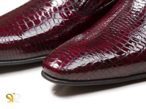 چرم ورنی پوست ماری زرشکی