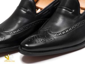 سمبه کاری روی کفش مردانه