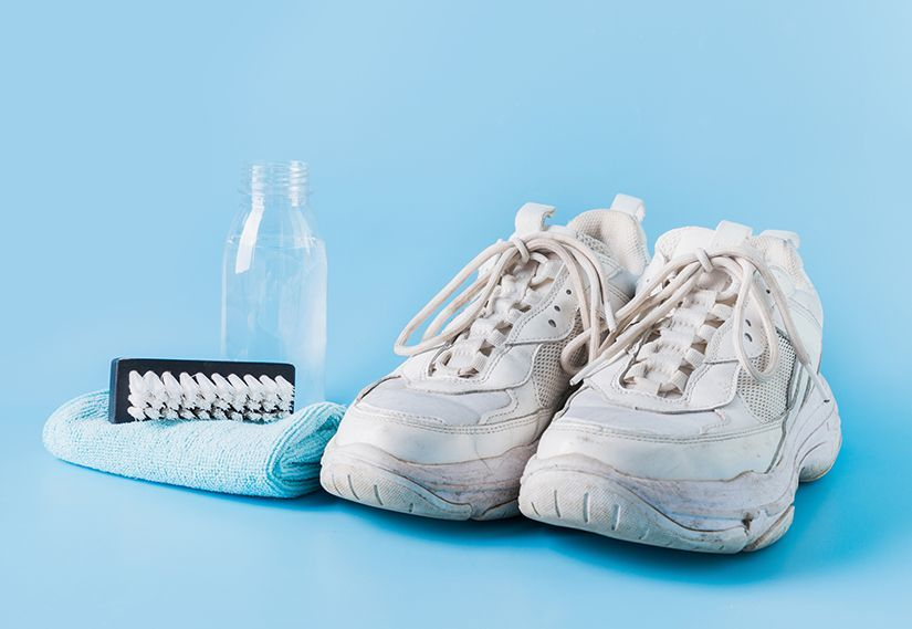 در تمیز کردن کفش های سفید دقت کنید