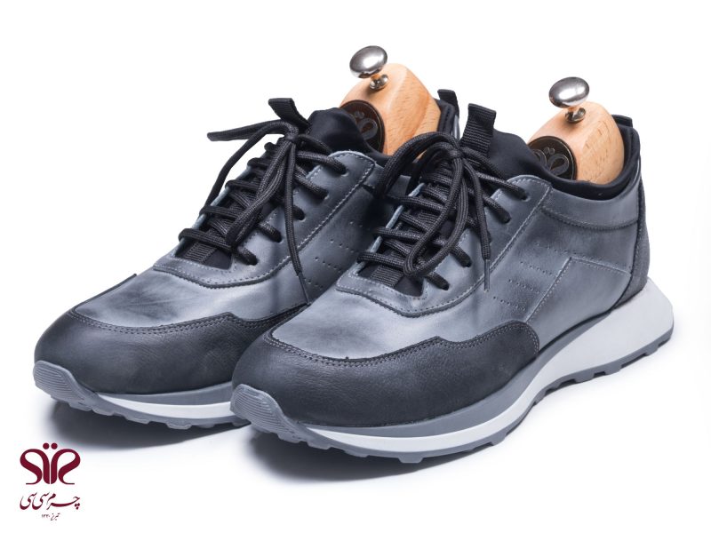 کفش مردانه همراه با کفی طبی مناسب برای استفاده روزانه مدل اوکتای پلاس طوسی